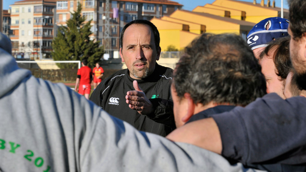 Eneko, conversando con los jugadores antes de un partido. / KAMARERO