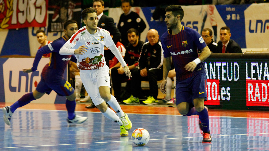 El ala del Naturpellet Álex Fuentes presiona al jugador del Barcelona Adolfo Fernández, durante el partido de la temporada pasada en el Pedro Delgado. / NEREA LLORENTE