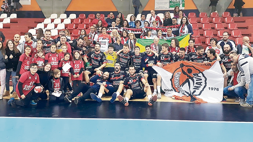 La plantilla del Viveros Herol Nava posa junto a los aficionados que se desplazaron hasta Sagunto tras la victoria lograda en un duro partido. / ÓSCAR MARTÍN