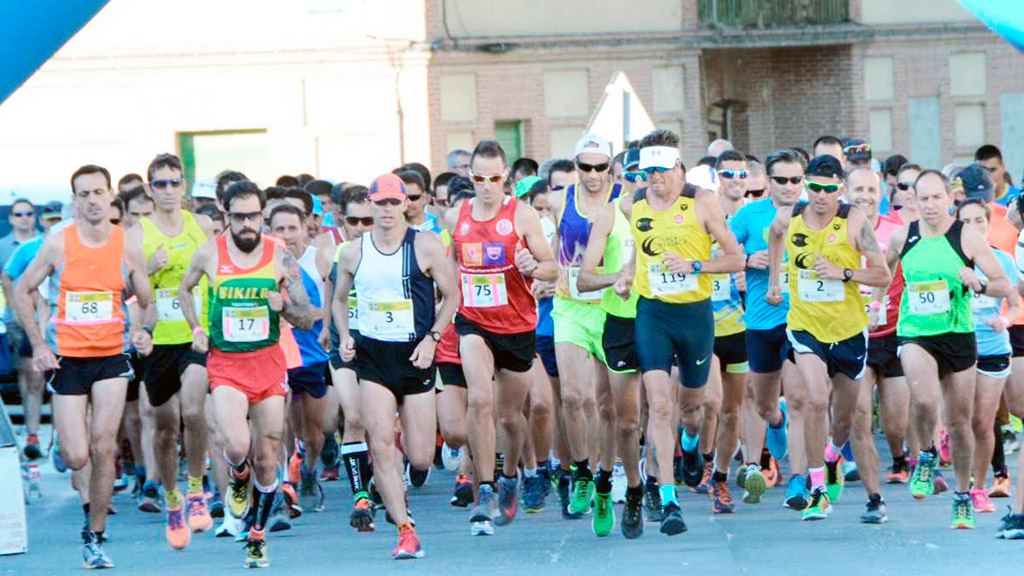 Momento de la salida de la pasada edición de la carrera Tierra de Pinares de Nava de la Asunción. / AMADOR MARUGÁN