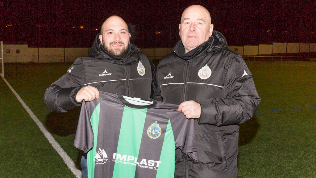 El entrenador Juan José Rica, presentado en el campo de Los Llanos, junto al presidente José Antonio Tapia. / UD EL ESPINAR