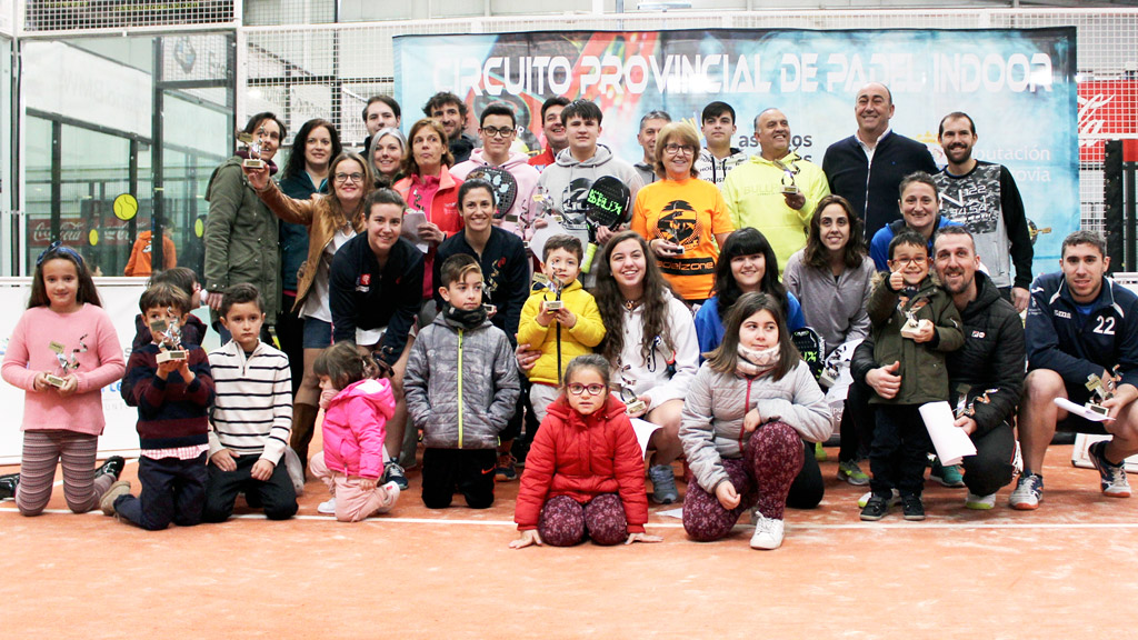 Foto de la familia de los ganadores de la primera jornada del Circuito Provincial de pádel indoor que se celebró en Padelzone. / EL ADELANTADO