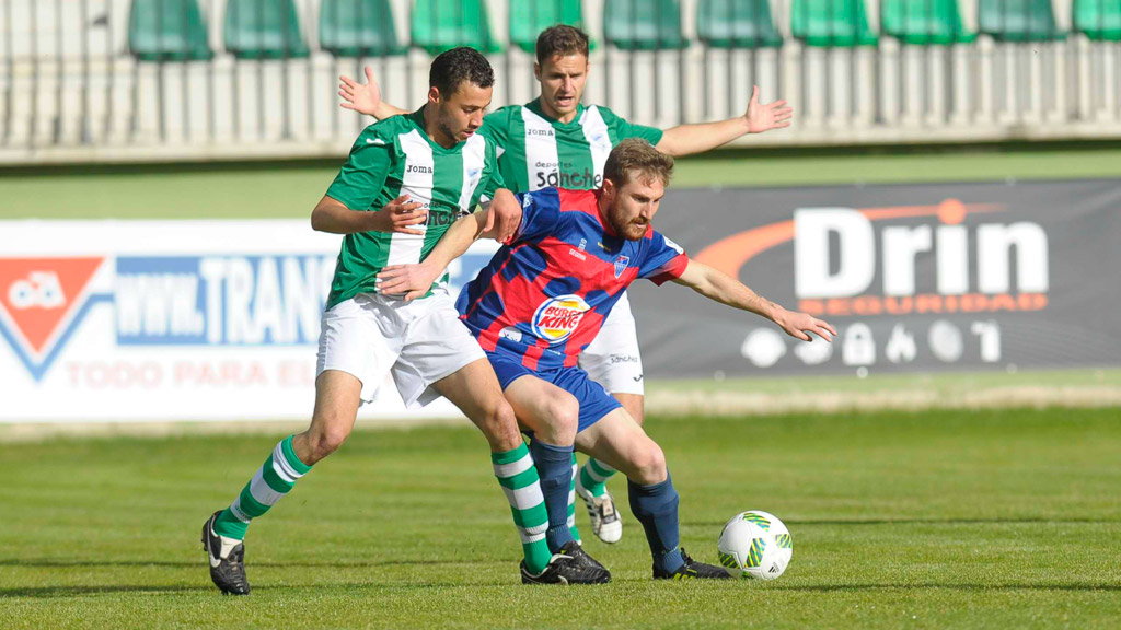 Dani Arribas protege el balón ante la presión de un jugador de la Cebrereña. / KAMARERO