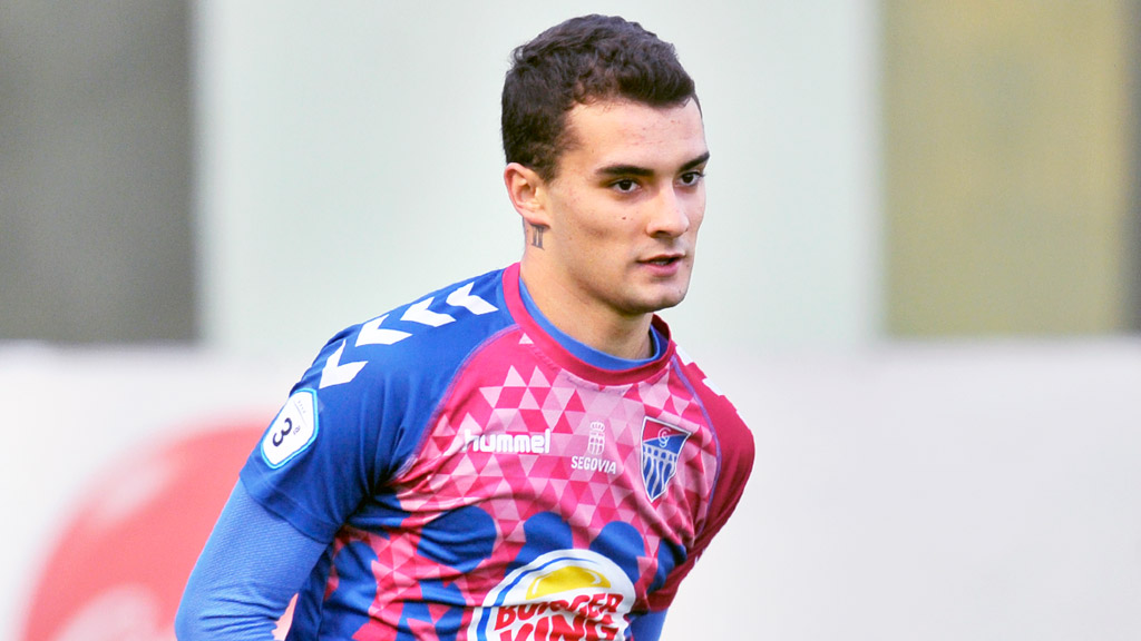 El atacante de la Gimnástica Segoviana Dani Abad celebra un gol durante un partido de la competición liguera. / KAMARERO