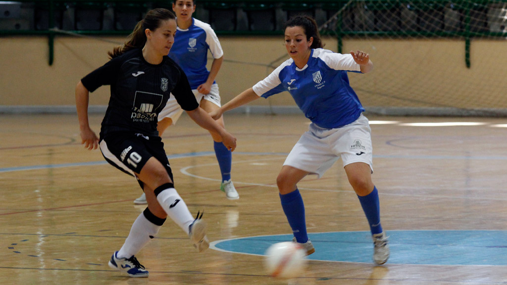 La jugadora del Unami CP Martita presiona a una rival, con la ayuda de su compañero Cristina de Andrés. / NEREA LLORENTE