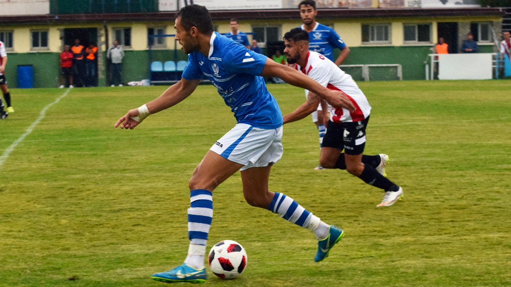 Cristian controla el balón en el encuentro de ida jugado en El Hospital. / ROCÍO PARDOS