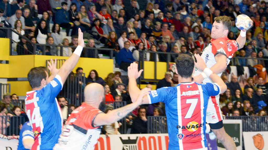 Oleg Kisselev se eleva desde los nueve metros para marcar superando a la defensa del Agustinos durante la primera parte del encuentro. / AMADOR MARUGÁN