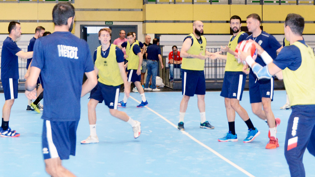 Imagen de un entrenamiento del Viveros Herol Nava en el nuevo pabellón de la localidad. / AMADOR MARUGÁN