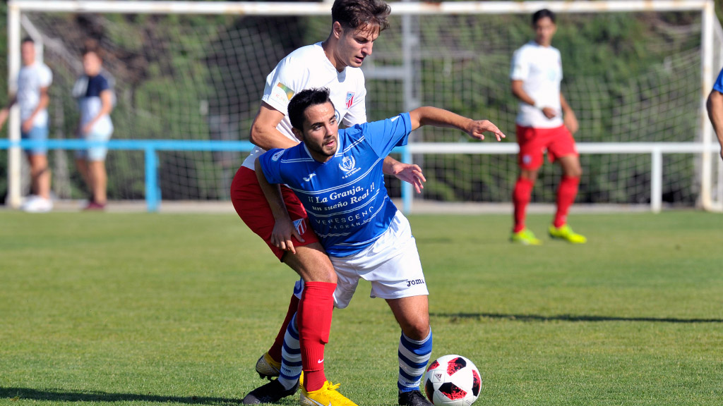El centrocampista del CD La Granja Pablo Gutiérrez ‘Guty’ se marcha de un rival de la UD Santa Marta. / KAMARERO
