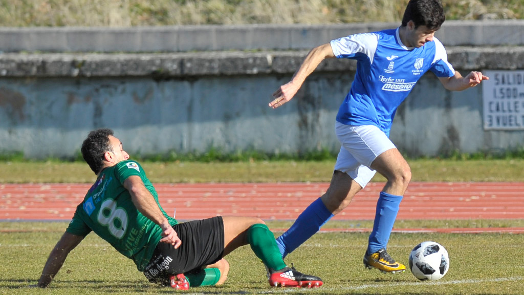 Timo se va en velocidad de un rival del CD Villamuriel. ! KAMARERO