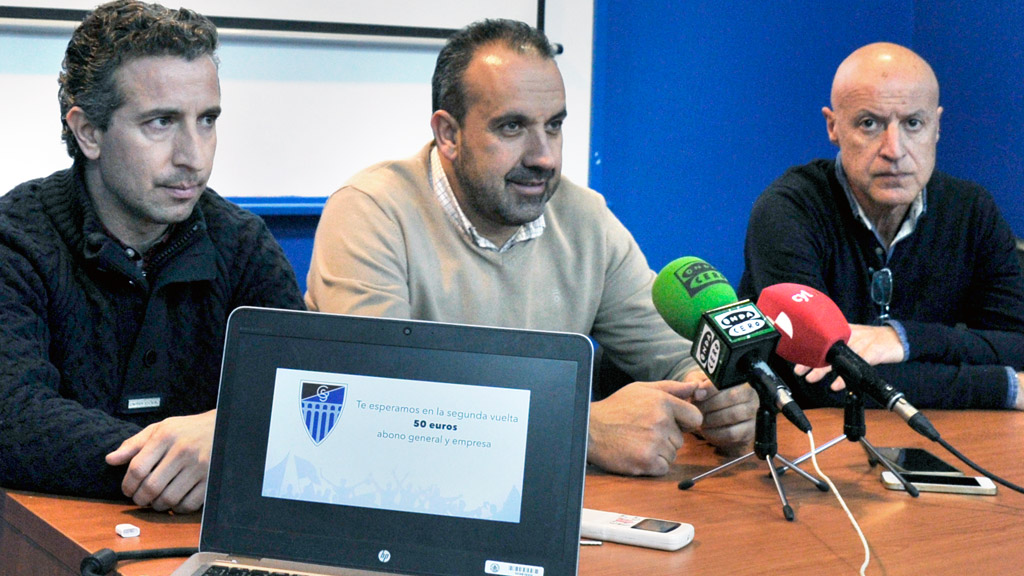 Algunos de los integrantes de la junta directiva de la Segoviana y su presidente, Agustín Cuenca, presentan en la campaña de abonados para la segunda vuelta. / KAMARERO