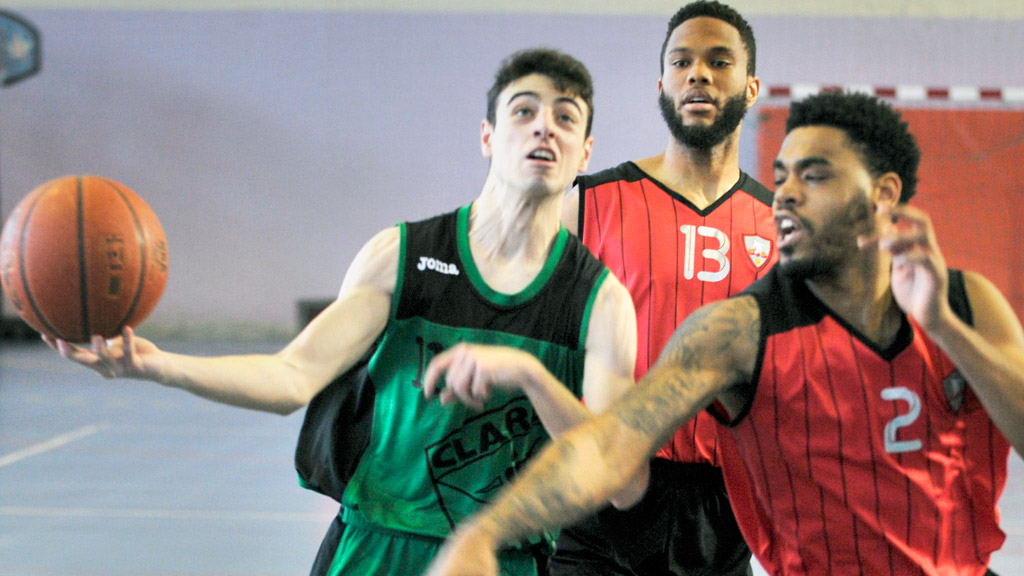 Los dos americanos del Venta de Baños tratan de evitar la canasta de Benito. / KAMARERO