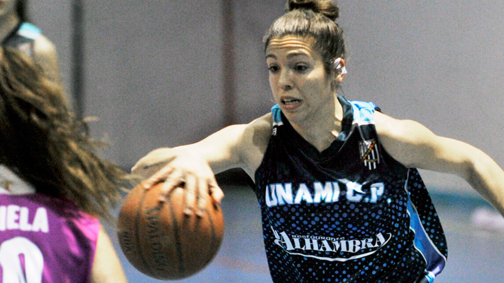 La escolta del Unami Miriam Rollán encara a una rival del Agustinos. / KAMARERO
