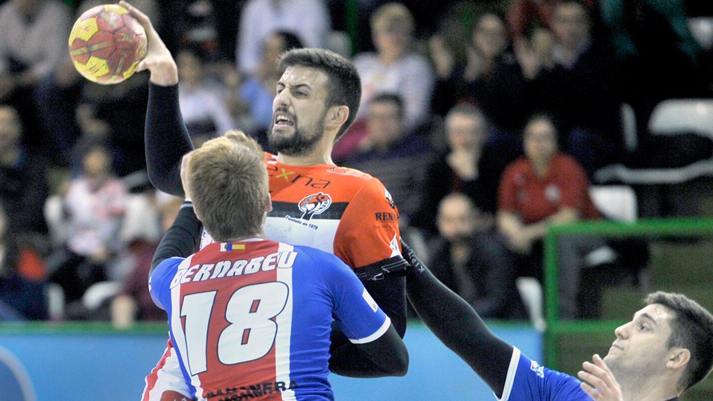 El jugador del Viveros Herol Nava Agus Casado intenta superar a los defensas del Agustinos Alicante. / KAMARERO