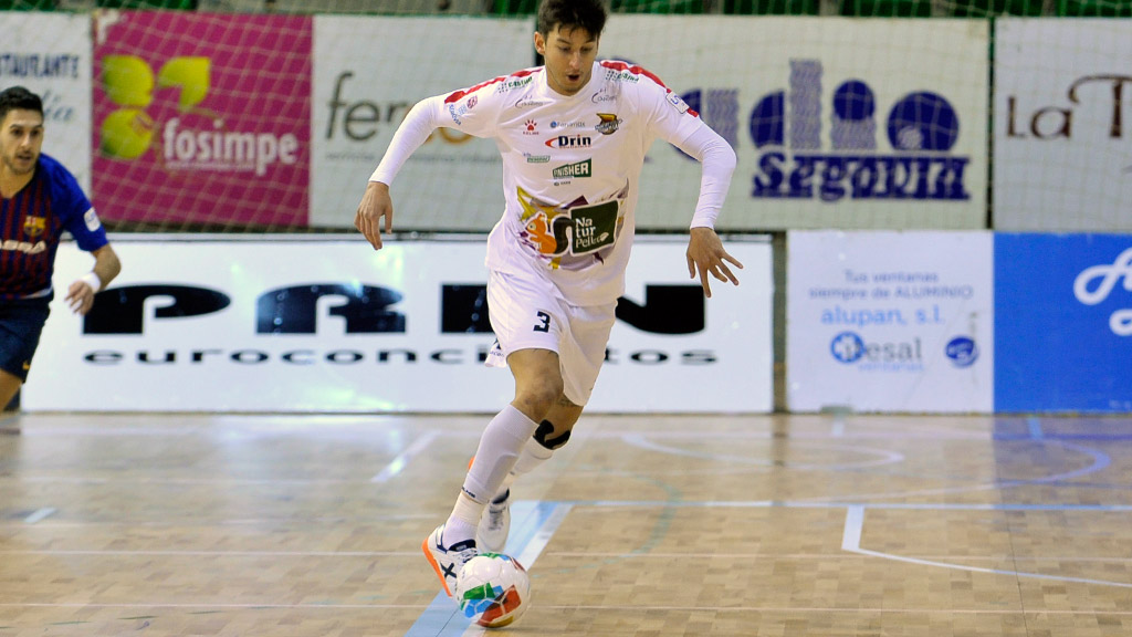 El argentino del Naturpellet Segovia, Nico Rolón, conduce un balón. / KAMARERO
