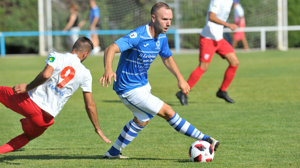 El centrocampista del CD La Granja Alberto Terleira deja atrás a un contrincante de la UD Santa Marta de Tormes. / KAMARERO