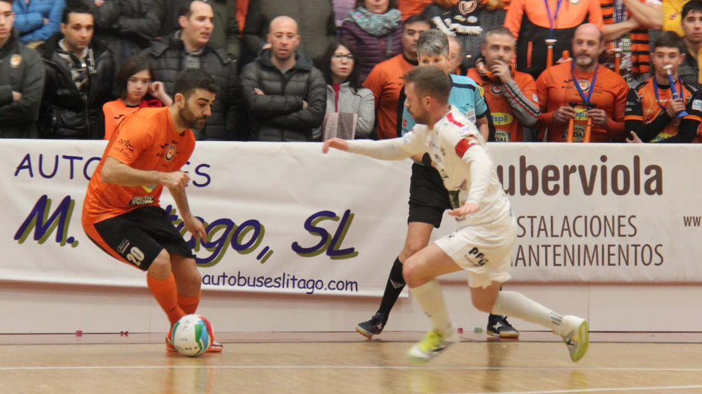 Buitre intenta presionar la acción ofensiva del jugador del Aspil Ribera de Navarra, durante el encuentro disputado en el Ciudad de Tudela. / LNFS