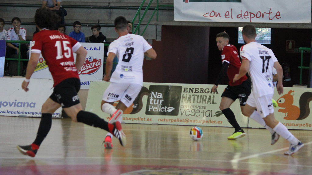 Víctor Tejel controla el balón ante la presión de Chus y Alvarito en la imagen correspondiente al partido de ida jugado en Cuéllar. / NATURPELLET