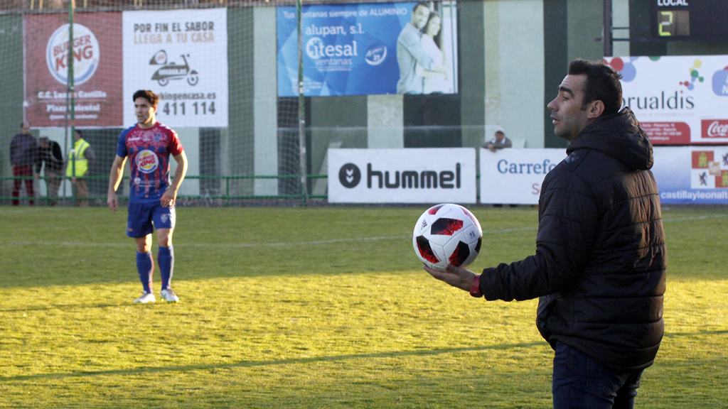 Manu González, con el balón en la mano durante un partido de la Segoviana. / NEREA LLORENTE