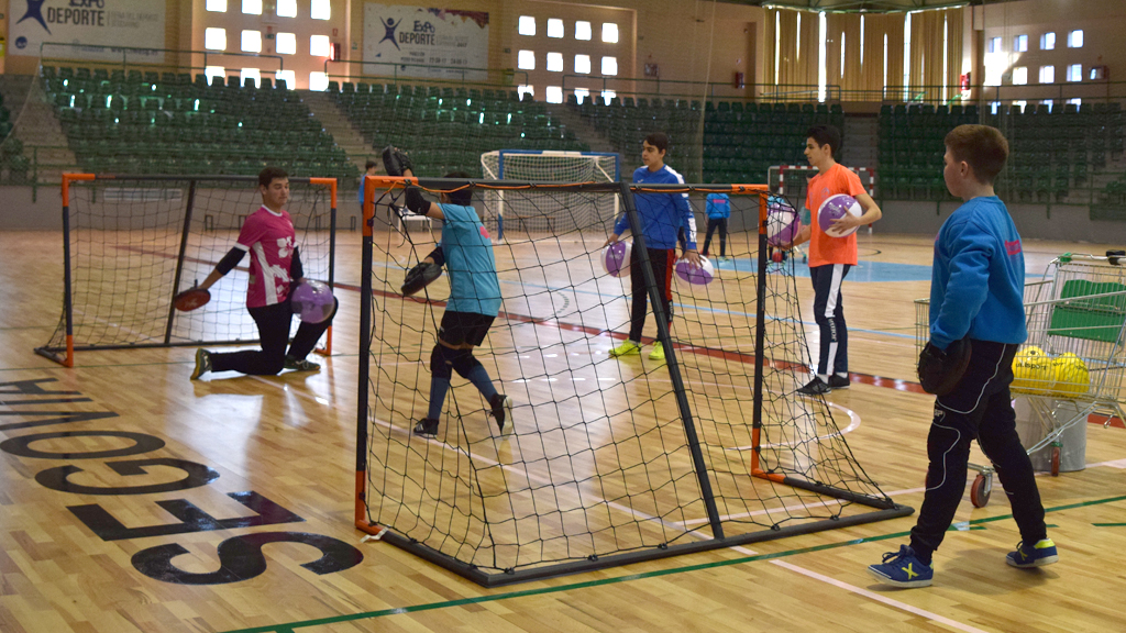 Uno de los ejercicios con porterías pequeñas durante la mañana de actividad en el pabellón Pedro Delgado. / ROCÍO PARDOS