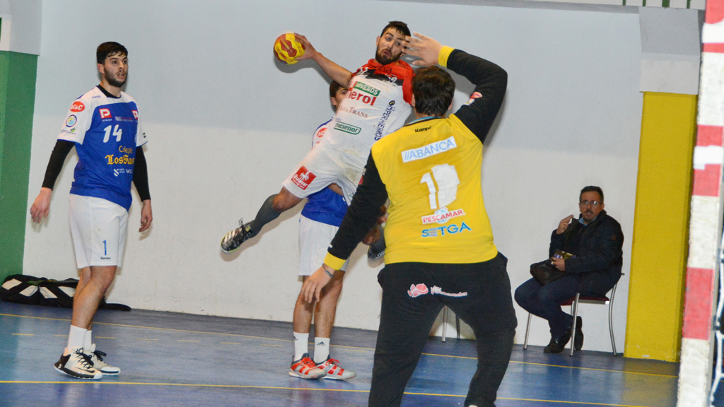 Darío Ajo se dispone a lanzar sobre la portería del Cisne entrando desde el extremo. / AMADOR MARUGÁN