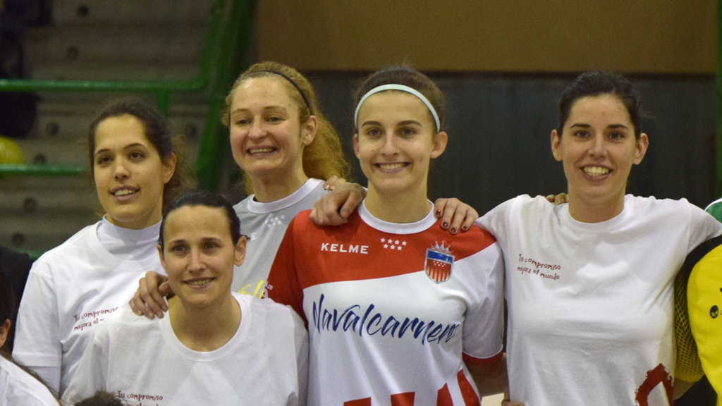 María Sanz, en el centro, junto a las jugadoras de Segosala y Unami antes de la Corazonada de Cáritas. / ROCÍO PARDOS