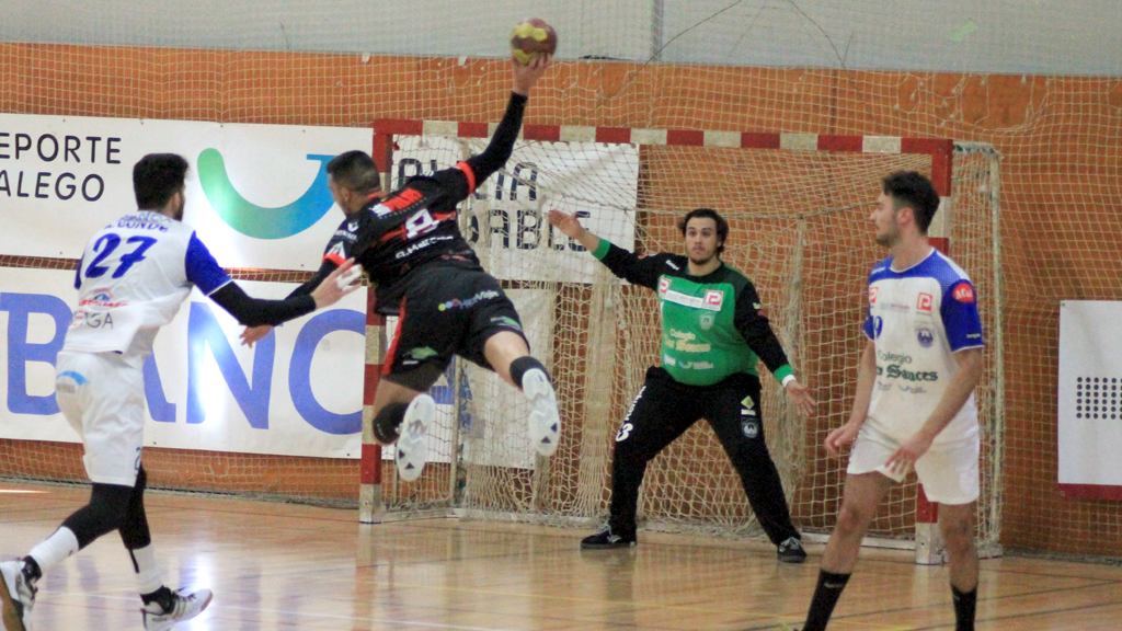 Agus Casado se lanza sobre la portería defendida por Juanjo Novás en un partido disputado por el Viveros Herol ante el Cisne en Pontevedra. / ÓSCAR MARTÍN
