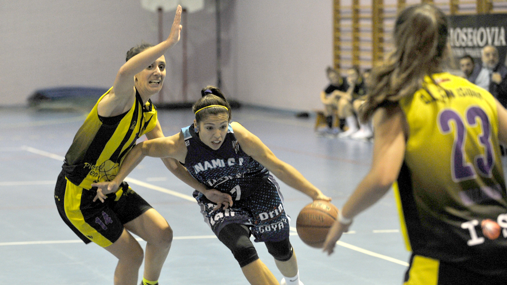 Miriam Rollán se marcha de la presión de una rival del San Isidro. / KAMARERO