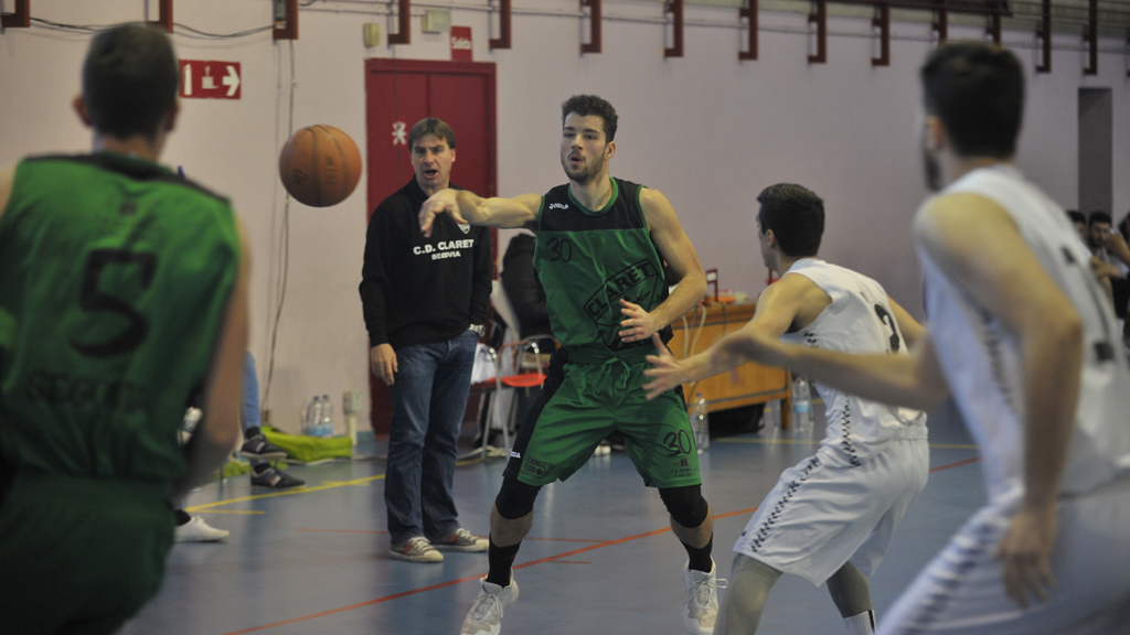 Los componentes del CD Claret crean una jugada en ataque. / KAMARERO