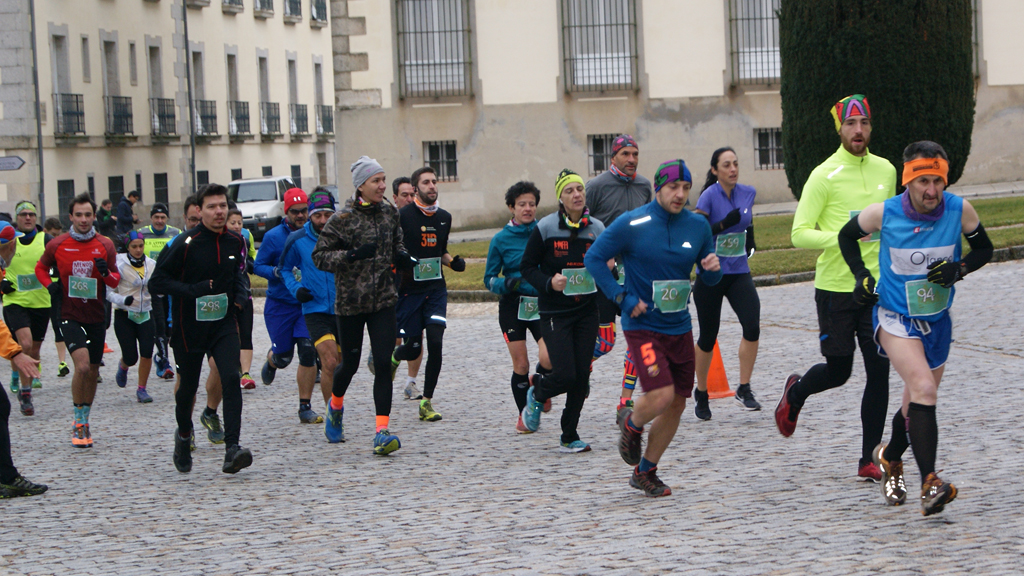 Un grupo de participantes recorre los primeros metros de la décima edición de la ‘Vuelta a los Jardines de La Granja’, con el palacio de fondo. / A.M..
