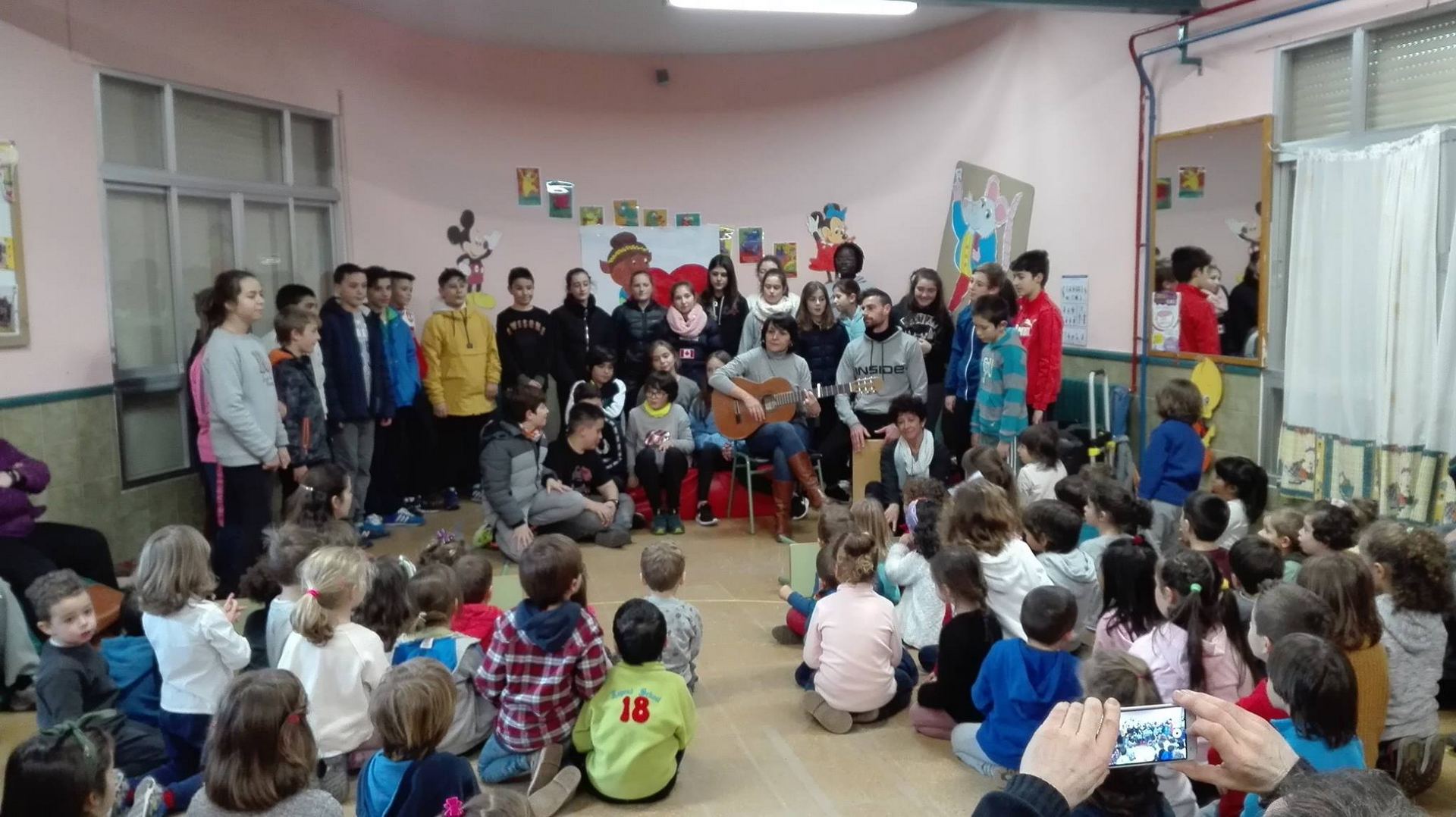 Interpretación de canciones por parte de profesores y alumnos durante la celebración del Día de la Paz