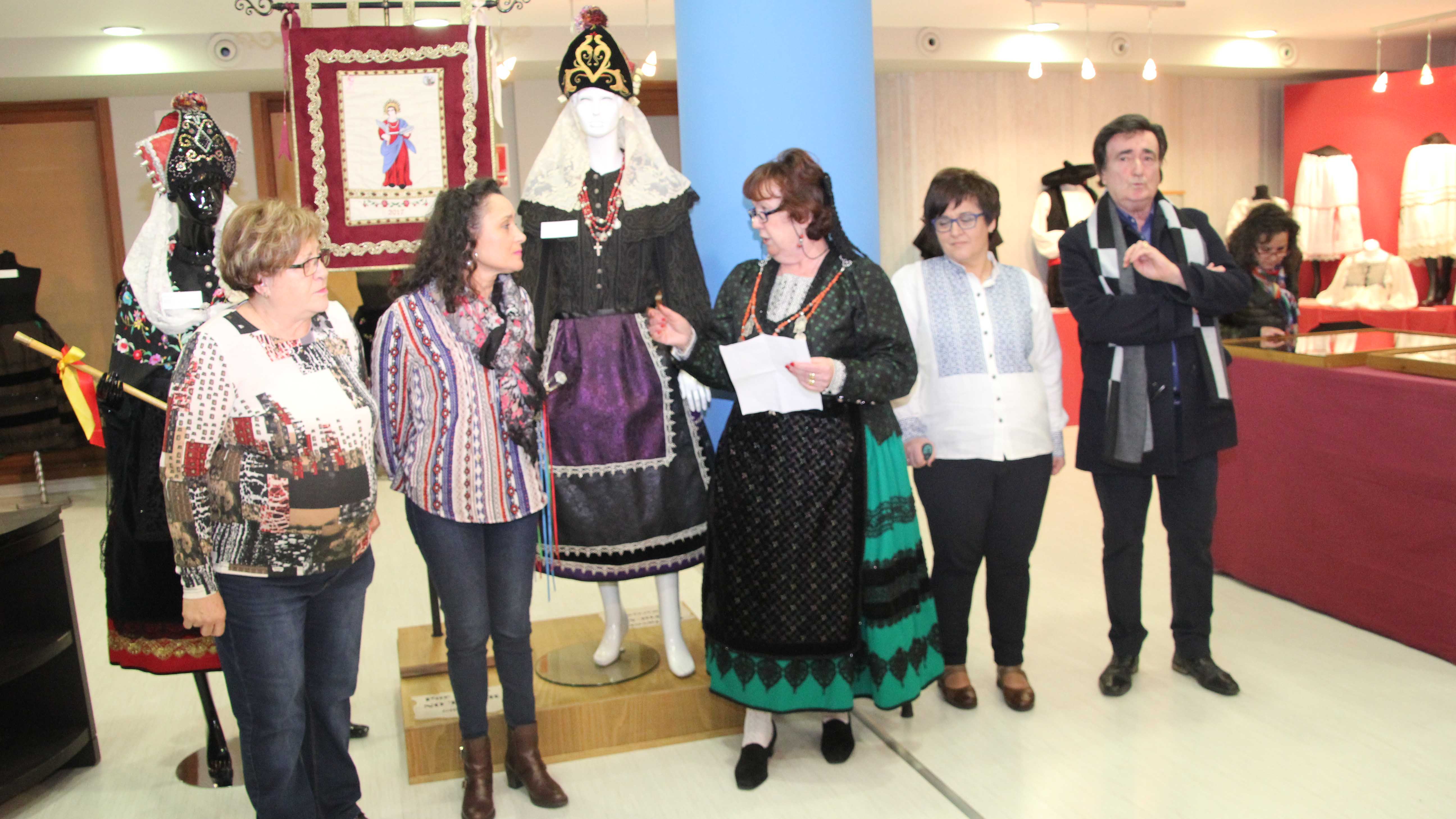 Isabel Saz y Ana María Santos junto a la mayordoma de 2019, la presidenta de la cofradía y el alcalde./c. núñez