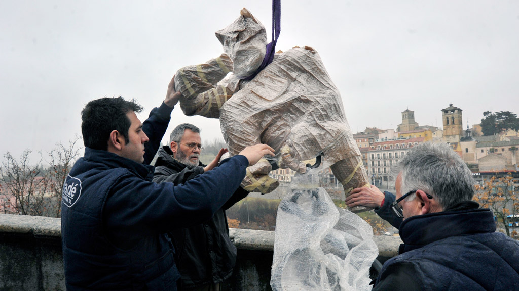 El autor de la escultura, José Antonio Abella, ha participado esta mañana en los trabajos de instalación. / Kamarero