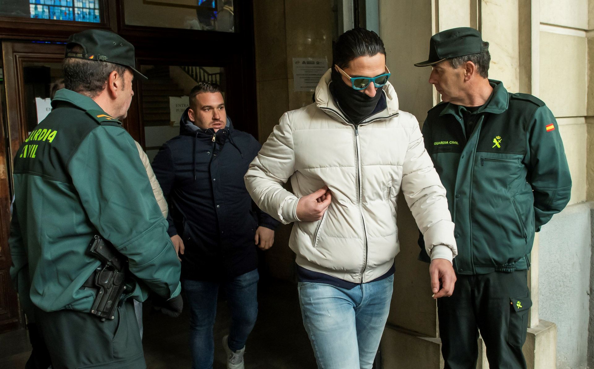 José Ángel Prenda (i) y Alfonso Jesús Cabezuelo, dos de los cinco miembros de la ‘Manada’ a su salida del juzgado.