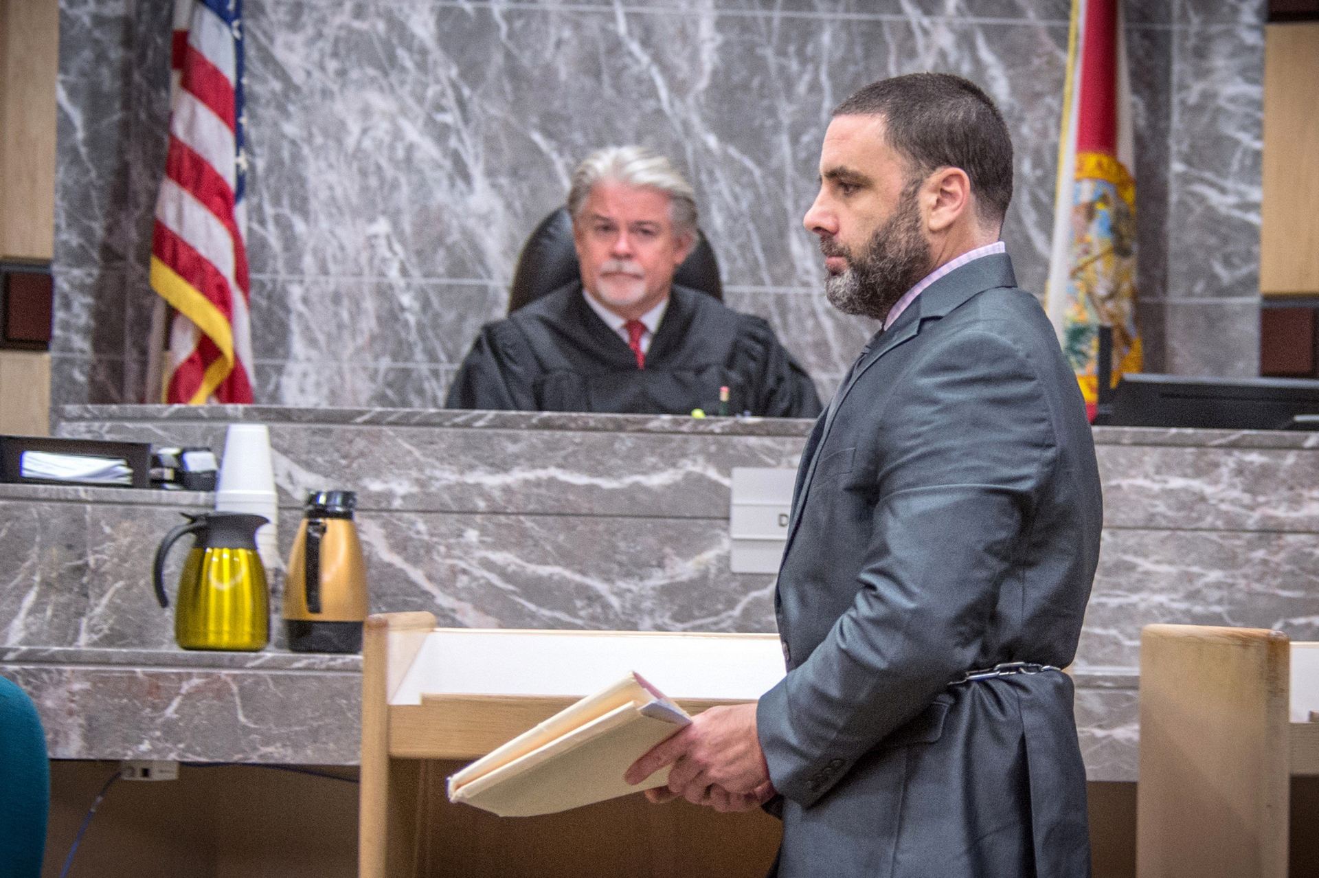 El magistrado Dennis Bailey junto al español Pablo Ibar, considerado nuevamente culpable de triple asesinato.