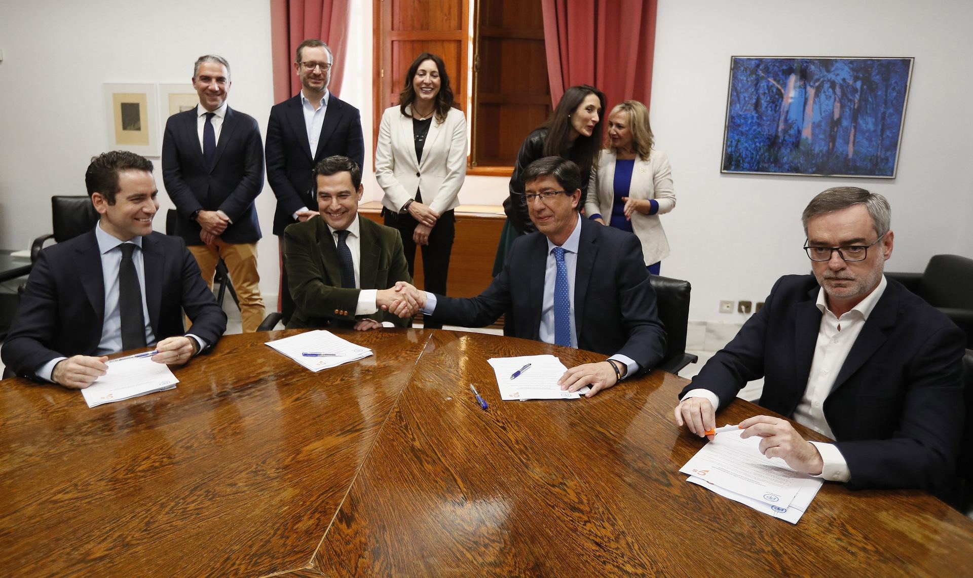Juanma Moreno (i) y Juan Marín tras la firma del acuerdo PP-Cs.