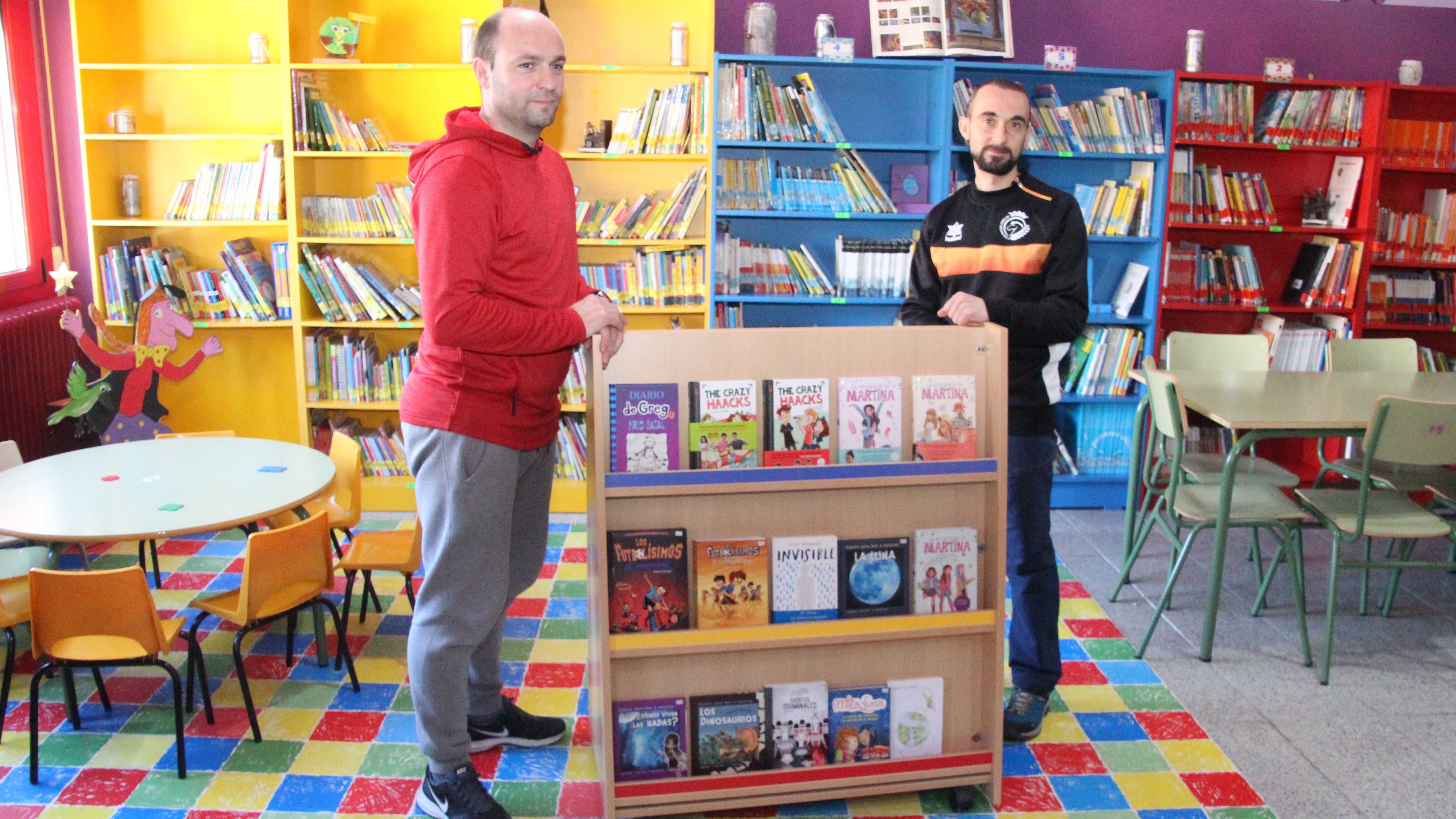 El director del CEIP Santa Clara, Agustín Gallego, junto al presidente del Racing Cuéllar, Jesús Ferreiro./c. núñez