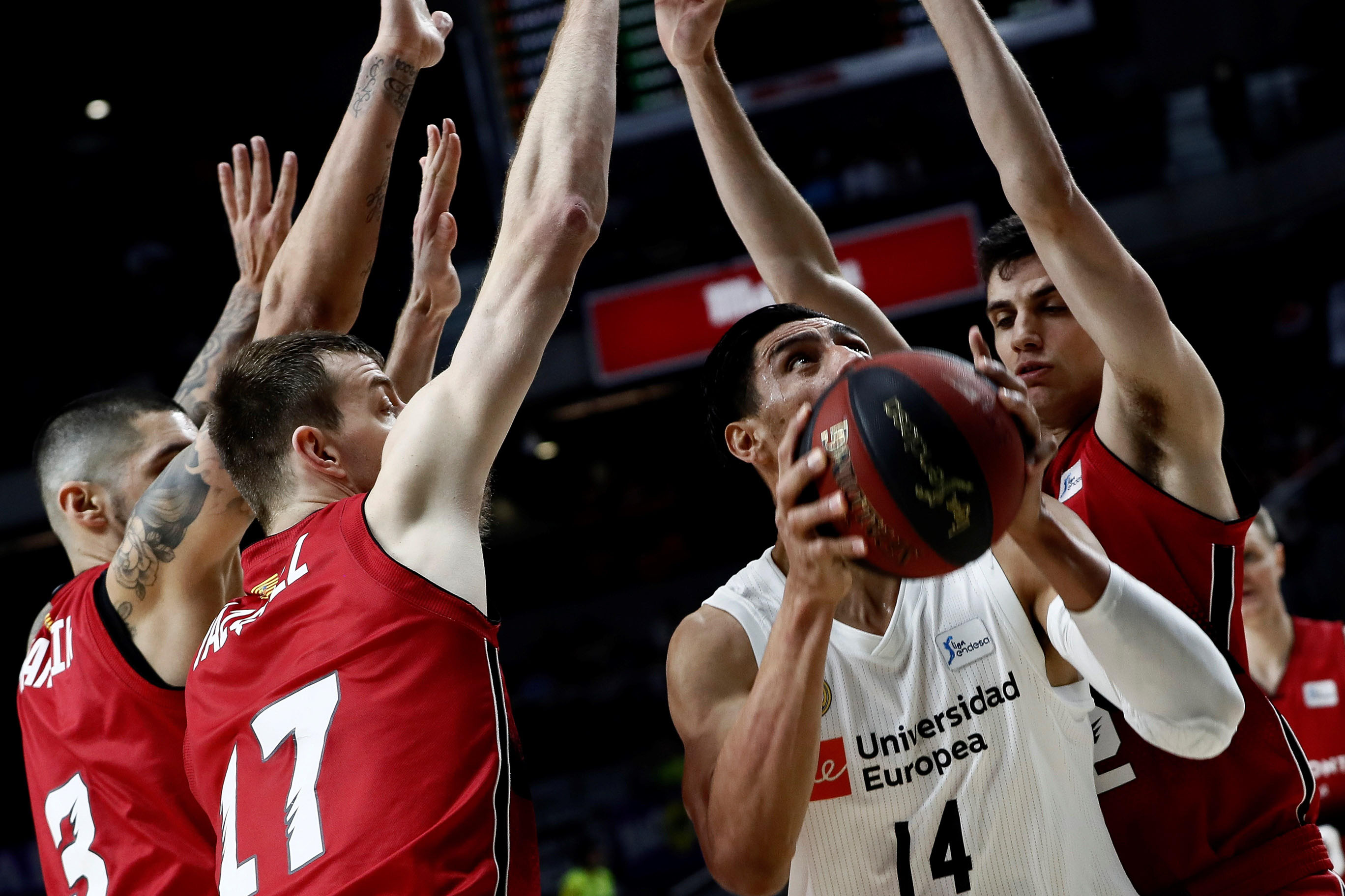Ayón, defendido por tres jugadores del Tecnyconta Zaragoza.