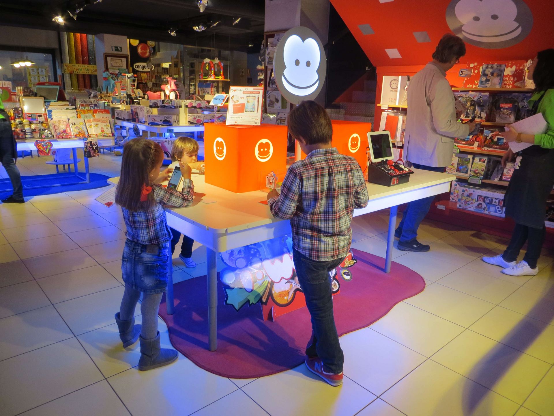 En ocasiones los niños reciben todo aquello que han pedido y no valoran el exceso de regalos que poseen.