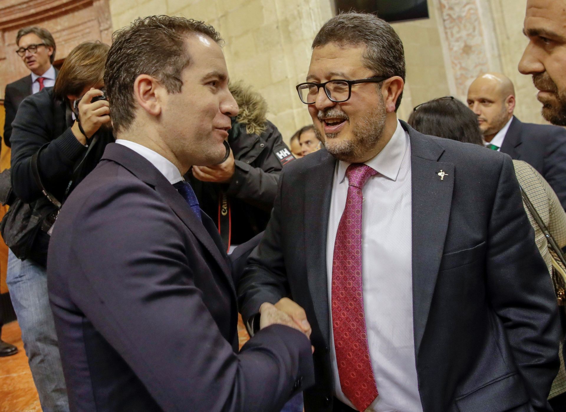 Vox condiciona el pacto andaluz al fin de medidas de violencia machista 1 El portavoz de Vox en el parlamento andaluz, Francisco Serrano (d) junto al secretario general del PP, García Egea.
