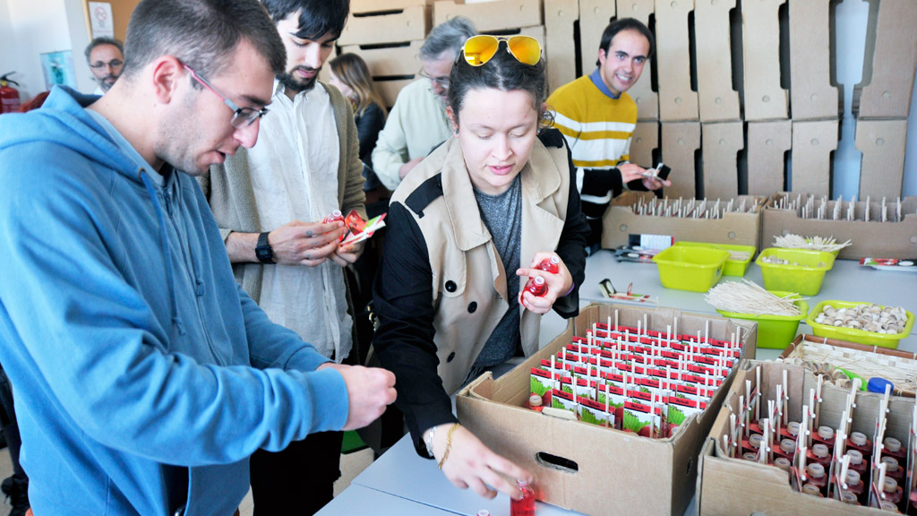 Los empleados mostraron el trabajo que a diario realizan montando y estuchando ambientadores. / KAMARERO