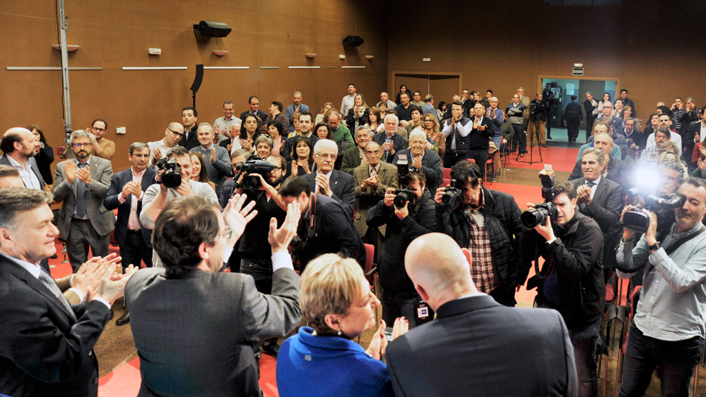 Alfonso Fernández Mañueco, en el centro, junto a la presidenta del PP y el candidato a la Alcaldía de Segovia, Pablo Pérez, y el resto de candidatos presentados. / EL ADELANTADO