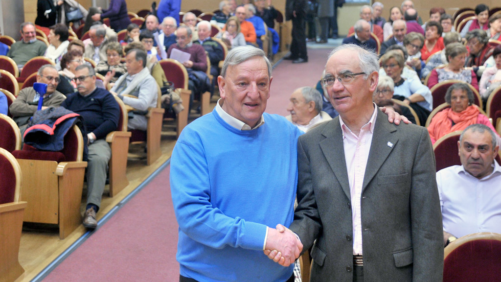 Pedro Rojo y a Luis Borreguero al inicio de las asambleas celebradas en la sala de la Fundación Caja Segovia. / KAMARERO