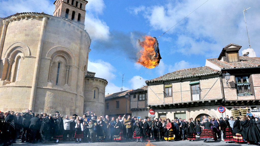 Las aguederas de San Lorenzo queman el 'pelele' sin identificar. / KAMARERO