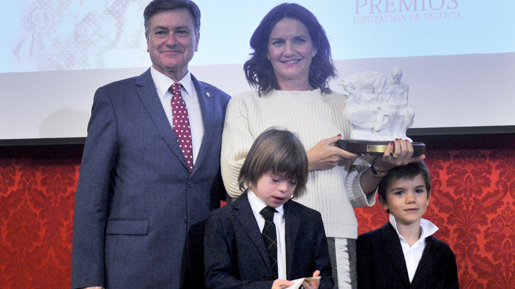 Samantha Vallejo-Nágera, recibió el premio de manos de Francisco Vázquez, acompañada de sus hijos./ kamarero