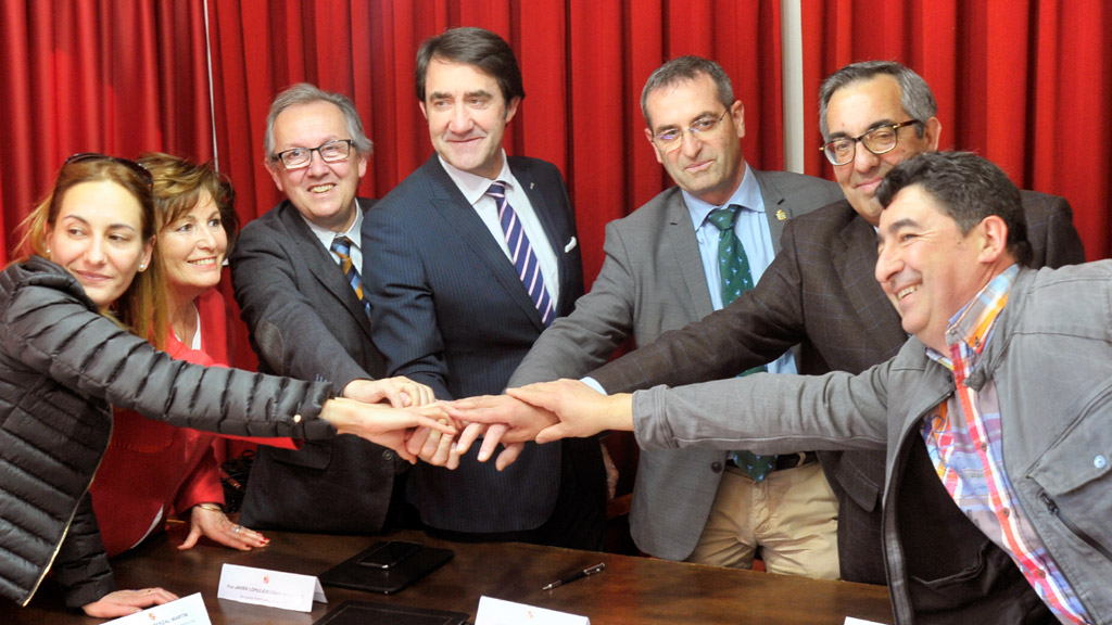 Suárez-Quiñones, en el centro, acompañado del delegado territorial, el alcalde de Santa María, y los cuatro regidores de los nuevos pueblos de Rehabitare. / kamarero