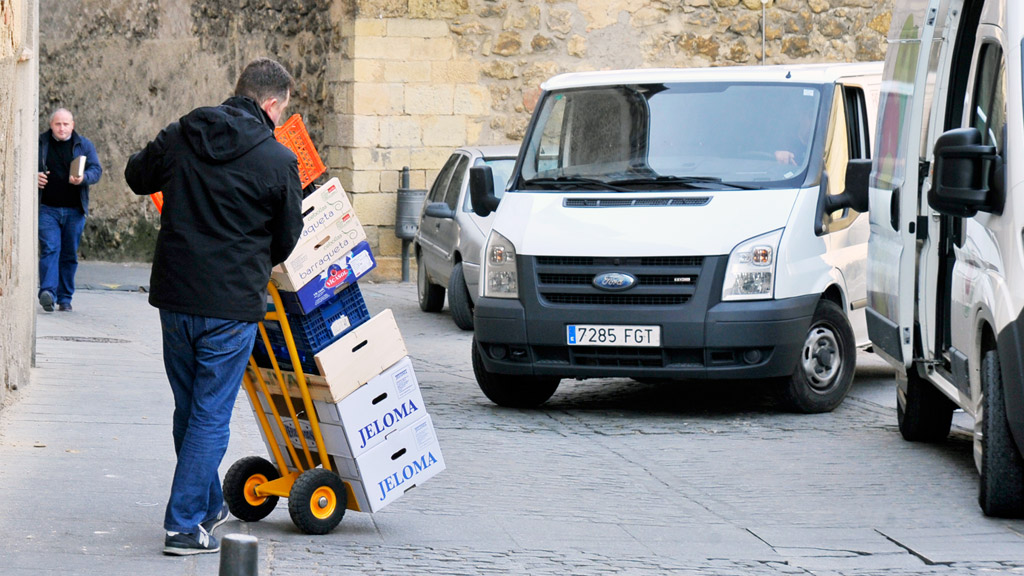 La pérdida de empleo en el sector servicios marcada por la campaña navideña lastró la pérdida de empleo./ KAMARERO