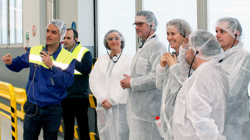 Un momento de la visita que realizaron ayer las distintas autoridades a la factoría Verescence.