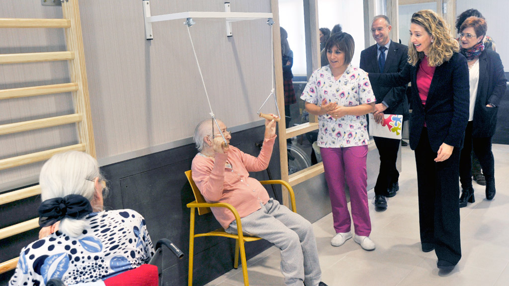 La consejera Alicia García visitó diversas zonas de la residencia y charló con los usuarios. / KAMARERO