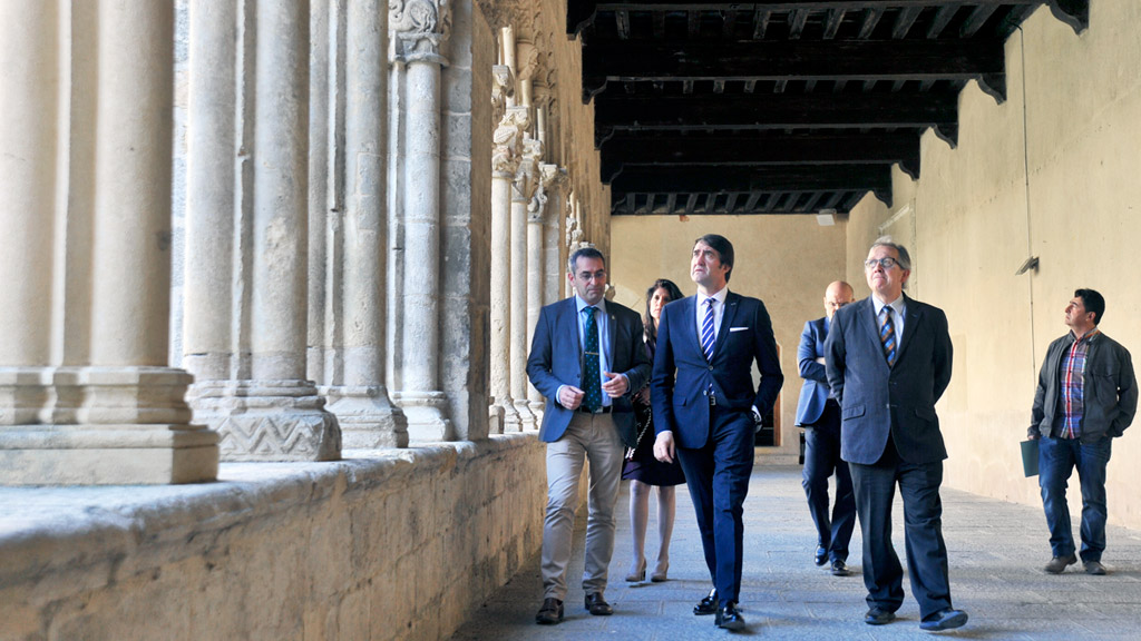 El consejero de Fomento aprovechó ayer su visita a Santa María para recorrer el claustro. / kamarero